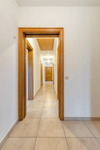 Een verrassende open bebouwing met veel ruimte....Via de grote oprit met poort komen we de woning binnen in de hal met apart gastentoilet. De living...