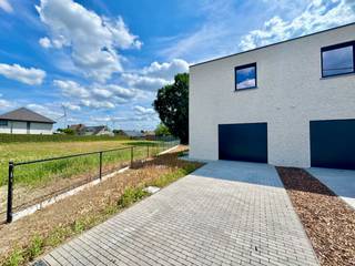 Deze moderne en praktische nieuwbouwwoning ligt op een zeer goede ligging te Evergem en ligt op een ideaal ZUIDgericht perceel ! Deze woning is ideaal voor wie zoekt naar een prachtige nieuwbouw met alle comfort op een zeer strategische ligging ! De ruimtes zijn meer dan logisch en er werd gekozen voor warme, tijdloze &amp; smaakvolle materialen !<br />Troeven: <br />- Halfopen bebouwing op een ideaal perceel van 381m² - ZUIDgericht; <br />- Volledig afgewerkt - NIEUWBOUW EERSTE BEWONING !<br />- TOPLIGGING te Evergem !<br />- E-peil 0 - mede door de vooruitstrevende energievoorzieningen !<br />- Verwarming via warmtepomp (vloerverwarming met aparte thermostaten); <br />- Aanwezigheid zonnepanelen (5.400Wp) + THUISBATTERIJ (5kW) !!<br />- Ventilatiesysteem + domotica + inbouw spots;<br />- Op maat gemaakte OPEN KEUKEN (incl. toestellen); <br />- PRACHTIGE BADKAMER met bad &amp; inloopdouche;<br />- 2 toiletten (beneden en boven);<br />- 3 ruime slaapkamers;<br />- Inpandige garage;<br />- Regenwaterput (7.500L);<br />- Prijs is excl. 21% BTW (constructie) en registratierechten op de grond.<br /><br />Indeling: inkom, apart toilet, leefruimte met open keuken en de inpandige garage met wasplaats.<br />1ste verdieping: nachthal, apart toilet, 3 slaapkamers en de badkamer met bad &amp; douche. <br />+ de aangename tuin met zonneterras.<br />+ de praktische oprit. <br /><br />ABSOLUTE AANRADER !<br />Meer info of een bezoek ter plaatse? Bel WIJSvastgoed op +32 9 395 80 10 !