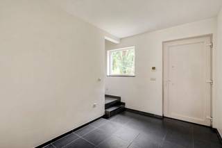 <p><strong>Ruime en lichtrijke gezinswoning met 3 slaapkamers, dressing bureau en aangename tuin</strong></p>
<p><strong> </strong></p>
<p>Deze verzorgde woning combineert een ruime en lichtrijke indeling met hedendaags wooncomfort. De open leefruimte met aansluitende keuken, drie slaapkamers, aparte bureauruimte en ruime badkamer maken dit tot een praktische gezinswoning. Buiten zorgen de ruime oprit, het terras, de tuinberging en de overkapping voor de nodige extra troeven.</p>
<p><strong>Gelijkvloerse verdieping<br /></strong>- <strong>Ruime en lichtrijke inkomhal</strong> met apart gastentoilet en handenwasser<br />-<strong> Aparte bureauruimte</strong>, ideaal voor thuiswerk of als hobbyruimte<br />- <strong>Open leefruimte</strong> met veel natuurlijke lichtinval en rechtstreekse verbinding met de keuken<br />- <strong>Volledig uitgeruste keuken</strong> voorzien van een inductiekookplaat met vijf kookzones, oven, microgolfoven, koelkast en dampkap<br />- <strong>Praktische berging</strong> aansluitend op de keuken<br />- Rechtstreekse toegang vanuit de keuken naar het <strong>terras en de tuin</strong></p>
<p><strong>Eerste verdieping<br /></strong>- Bereikbaar via een stijlvolle <strong>trap met nachtverlichting<br /></strong>- <strong>Drie slaapkamers<br /></strong>- Slaapkamer met <strong>rechtstreekse toegang tot de badkamer<br /></strong>- Ruime <strong>badkamer</strong> afgewerkt met keramische tegels en voorzien van inloopdouche, ligbad, dubbele lavabo en toilet<br />- Vanuit de badkamer rechtstreekse toegang tot de <strong>dressing<br /></strong>- Dressing voorzien van een raam en aansluitingen voor <strong>wasmachine en droogkas<br /></strong>- Inbouwspots en armaturen aanwezig in de slaapkamers<br /><br /><strong>Zolder<br /></strong>- Mogelijkheid tot het maken van extra kamer</p>
<p><strong>Tuin en buitenruimte<br /></strong>- <strong>Ruime oprit</strong> aangelegd in betonklinkers met carport<br />- Aangenaam <strong>terras</strong> rechtstreeks bereikbaar vanuit de woning<br />- <strong>Tuin</strong> met praktische tuinberging<br />- <strong>Overkapping</strong> voor extra comfort en gebruiksmogelijkheden</p>
<p><strong>Bijzonderheden</strong><strong><br /></strong>- <strong>Drie slaapkamers</strong> en aparte bureauruimte<br />- Ruime en <strong>lichtrijke leefruimtes<br /></strong>- <strong>Open keuken</strong> met aansluitende berging<br />- Ruime badkamer met <strong>inloopdouche én ligbad<br /></strong>- Praktische <strong>dressing<br /></strong>- Verwarming op <strong>aardgas via radiatoren<br /></strong>- <strong>PVC-ramen met dubbele beglazing<br /></strong>- Verschillende ramen voorzien van rolgordijnen<br />- <strong>Ruime oprit</strong> met parkeermogelijkheden en carport<br />- Tuin met <strong>berging en overkapping</strong></p>
<p><strong>Ligging</strong><br />Hemelrijk 23 biedt een aangename uitvalsbasis voor wie op zoek is naar comfortabel en ruim wonen. De exacte troeven van de ligging kunnen nog verder worden aangevuld zodra alle informatie en foto's van het pand beschikbaar zijn.</p>
<p><strong>Een ruime en verzorgde gezinswoning met drie slaapkamers, bureau, dressing en aangename buitenruimte, ideaal voor wie op zoek is naar een praktische woning met veel wooncomfort.<br /></strong></p>
<p>Bewoonbare opp. 208 m² ref.: bruto vloeropp. EPC-certificaat.</p>
<p><strong> </strong></p>