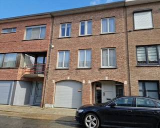 Deze lichtrijke en energiezuinige woning is gelegen nabij Park Rivierenhof, openbaar vervoer en sportcentrum Sportoase. Met een Mobiscore van 8,8 bent u meteen overal dichtbij. Zo zijn er verschillende scholen in de buurt en meerdere supermarkten.<br /><br />De blikvanger is de rustieke gevel opgetrokken in kwalitatieve materialen. <br /><br />In de ruime garage met stockageplaats kan u 1 à 2 auto's kwijt. Dankzij de volautomatische poort staat u meteen binnen.<br /><br />Op het gelijkvloers bevinden zich naast de diepe garage en ruime inkomhal een wasplaats, gastentoilet, alsook een handige berging onder de trap.<br /><br />De woonruimte met open keuken is goed voor 40 m².<br /><br />Op de bovenste verdieping vinden we drie slaapkamers (16,74 m², 13,38 m² en 9,39 m²), een toilet en de gerenoveerde badkamer. <br /><br />Het vernieuwde terras en balkon bieden uitzicht op een ruime tuin. Ook een tuinhuis is aanwezig als extra opslagplaats.<br /><br />Het dak werd geïsoleerd en er zijn 10 zonnepanelen aanwezig. <br />Dankzij het gunstige EPC B bent u verzekerd van een energiezuinige woning.<br /><br />Extra comfort: airco en elektrische rolluiken achteraan.<br /><br />Troeven kort opgelijst: <br /><br />- Ruime tuin met vernieuwd terras, tuinhuis en balkon<br />- Vlakbij openbaar vervoer (op 15 minuten van Antwerpen-Centraal)<br />- Mobiscore: 8,8<br />- Op wandelafstand van het Rivierenhof en Sportoase<br />- Ruime woonkamer + keuken met blad in graniet<br />- 3 slaapkamers<br />- Vernieuwde badkamer<br />- Airco's<br />- 10 zonnepanelen<br />- Geïsoleerd dak (12 cm isolatie)<br />- Ruime garage met poort op afstandsbediening<br />- 181 m² bewoonbare oppervlakte<br />- 216 m² grondoppervlakte<br />- Centrale verwarming op aardgas<br /><br />EPC: B (in aanvraag)<br /><br />Vraagprijs: 499.000 euro<br /><br />Contact (bellen of via WhatsApp): 0498/13.87.40 <br />Beschikbaarheid: vanaf augustus<br />GEEN IMMO'S!!