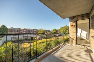 Instapklaar appartement met ruim terras op rustige ligging in Deurne Zuid. Het gebouw is gelegen aan de Boekenberglei vlakbij openbaar vervoer maar het appartement geniet een uitermate rustige ligging vermits het aan de achterzijde van het gebouw is gelegen met zicht op de binnentuin. Verschillende parken op wandelsafstand<br /><br />Indeling van het appartement:<br />Inkomhal: +/- 3 m², parket. Afzonderlijk toilet met handenwasser.<br />Living: +/- 28 m², parket.<br />Open ingerichte keuken met eiland voorzien van kasten, oven, dampkap, frigo met vriesvak, vaatwasser, spoeltafel, tegels.<br />Berging: +/- 2.5 m², tegels.<br />Slaapkamer 1: +/- 12 m², parket.<br />Slaapkamer 2: +/- 8.5 m², parket.<br />Terras met zicht op binnentuin: +/- 10 m².<br /><br />Algemene onkosten: +/- € 78 per maand provisie.<br />2 fietsenstallingen. Individuele nutsvoorzieningen<br />Mogelijkheid tot aankoop van één of meerdere autostaanplaatsen.<br /> 