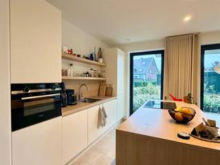 <p><span>GENTBRUGGE </span><span>- Vous recherchez un appartement économe en énergie, de plain-pied, avec une grande terrasse et un jardin privé ?</span></p><p><span>Alors cet appartement est peut-être fait pour vous !</span></p><p><span> </span></p><p><span>Ses principaux atouts en bref :</span></p><ul><li><span>Appartement très économe en énergie</span></li><li><span>Beaucoup de lumière naturelle</span></li><li><span>Grande terrasse de</span><span><sup>44 m²</sup></span><span> avec jardin privé aménagé</span></li><li><span>Chauffage au sol pour un confort de vie optimal</span></li><li><span>Place de parking privative, cave et deux emplacements à vélos en sous-sol</span></li><li><span>Situé dans la résidence Tubel au bord de l'Escaut, près des Gentbrugse Meersen et à seulement 4 km du centre de Gand</span></li></ul><p><span> </span></p><p><span>Voici à quoi ressemble l'appartement :</span></p><p><span>Le hall d'entrée, doté de toilettes séparées, mène au spacieux et lumineux espace de vie avec cuisine équipée, dotée d'un lave-vaisselle, d'un four, d'un congélateur et d'un réfrigérateur.<br />L'appartement dispose également de deux chambres, d'une salle de bains élégante avec douche, lavabo et toilettes, d'une buanderie pratique et d'un local technique séparé.<br />La terrasse de 44 m² est accessible depuis le salon et les deux chambres et donne accès au grand jardin privé.<br />Une place de parking privative, un débarras en cave et deux places dans le parking à vélos souterrain complètent l'ensemble.</span></p><p><span> </span></p><p><span>Important :</span><span><br />Disponible à partir du : 1/01/2027</span></p><p><span>Loyer : €1 100 par mois + €150 de commission. EGW à souscrire séparément.</span></p><p><span>PEP : 14</span><span> kWh/m²/an (classe énergétique : E8)</span></p><p><span> </span></p><p><span>Pour une visite sur place, n'oubliez pas de remplir votre profil de locataire sur <span>www.axellenaerts.be</span></span><span>!</span></p>
