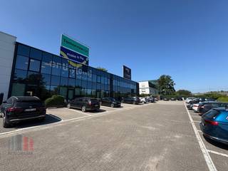 Dit kantoorgebouw aan de Ottergemsesteenweg in Gent biedt een unieke kans voor bedrijven die op zoek zijn naar een strategische locatie met maximale zichtbaarheid en bereikbaarheid. Gelegen vlak bij het <strong>UZ Gent </strong>en met prominente <strong>zichtbaarheid langs de E17</strong>, bevindt het gebouw zich op een ideale locatie, op slechts enkele minuten van het knooppunt <strong>E17/E40</strong>. Daarnaast zorgt een nabijgelegen bushalte voor uitstekende verbindingen met het openbaar vervoer.<br /><br />De beschikbare kantoorruimte bevindt zich op de <strong>eerste verdieping </strong>en omvat een totale oppervlakte van <strong>237 m²</strong>. Deze ruimte is uitgerust met een privatieve keuken en 3 vergaderzalen. Bovendien zijn er <strong>6 parkeerplaatsen beschikbaar.</strong><br />Naast de functionele voorzieningen biedt dit kantoorgebouw ook een commerciële meerwaarde dankzij de mogelijkheid om een verlicht reclamepaneel op het dak te plaatsen. De kantoorruimte is onmiddellijk beschikbaar.<br /><br />Voor meer informatie of een vrijblijvend plaatsbezoek, aarzel niet om contact op te nemen met <strong>PANORAMA GENT KANTOREN </strong>op het nummer<strong> 09 225 09 02</strong>.