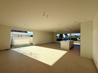 Deze ruime, recente halfopenwoning met drie slaapkamers en gezellige tuin is gelegen vlakbij het centrum van Tielt, op wandelafstand van...