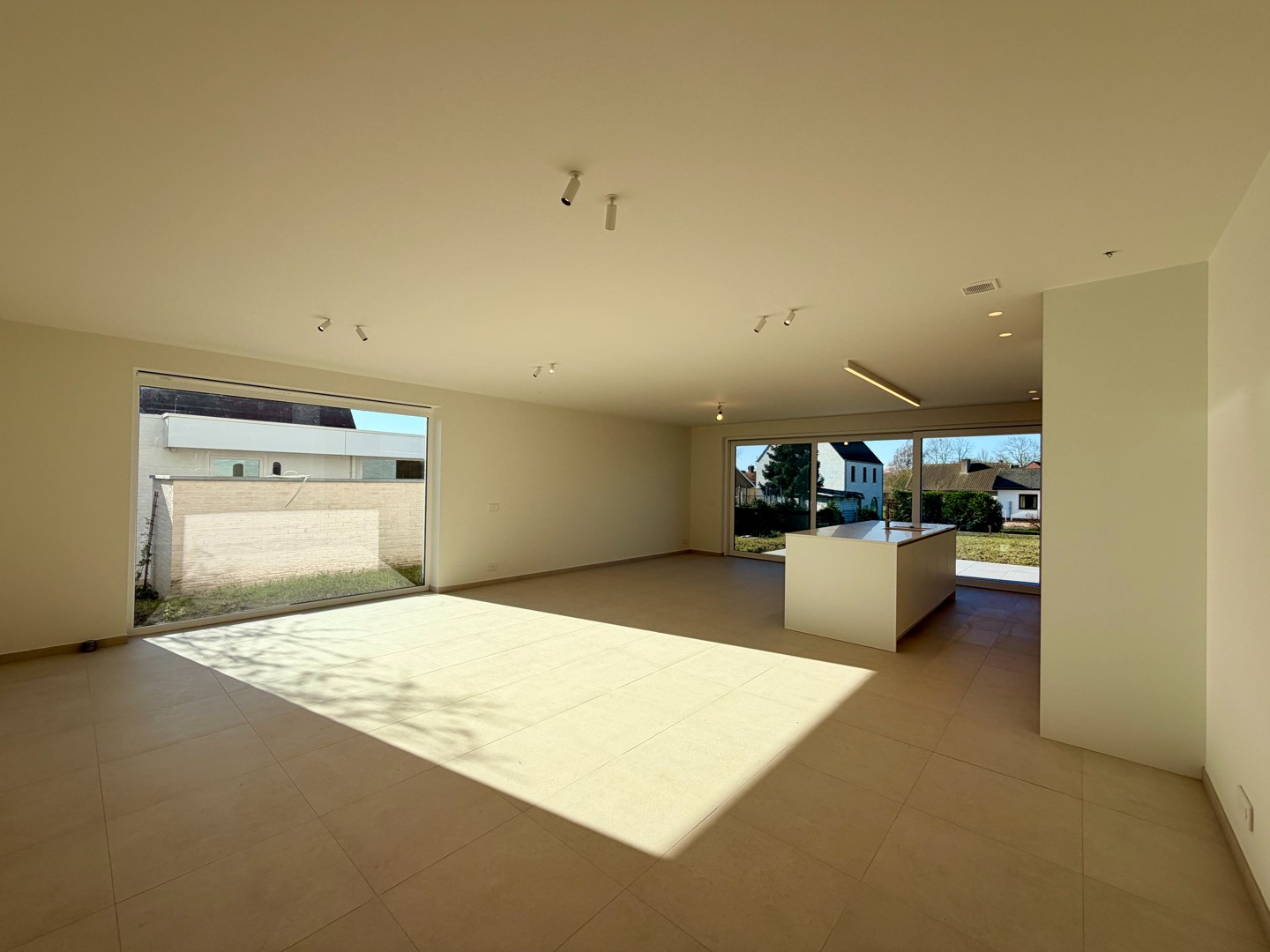 Halfopen nieuwbouwwoning op ruim perceel te centrum Tielt! - foto 3