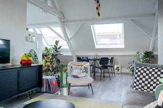 <p>Gelegen in centrum Sint-Niklaas met zeer gemakkelijke toegang tot de E17 en alle invalswegen. Absoluut centraal in de driehoek Antwerpen-Gent-Brussel. Winkels, restaurants en scholen zijn op wandelafstand. Een ruime en gezellige gerenoveerde woning met Mobiscore 9,4/ 10. Uitermate geschikt voor jong & oud.<br /><br />U betreedt dit leuke loft-appartement op de 3e verdieping via de trap (geen lift aanwezig). Doordat het plafond open is tot in de nok van het dak heerst er een open gevoel. De keuken met eiland is voorzien van de nodige toestellen zoals een inductiekookplaat, dampkap, SMEG koelkast en oven. De ruime woonkamer met plankenvloer straalt karakter en warmte uit en loopt over in een slaapkamergedeelte met grote ingemaakte kasten. De badkamer beschikt over een lavabo, douche en toilet. Doorheen de loft is een optimale lichtinval gecreëerd met een dakkapel en veluxen over de hele breedte van het appartement. <br /><br />Van op het zuidgerichte terras is het zalig genieten zonder enige inkijk.<br />Een bijkomende troef is de aanwezigheid van extra airco die zowel kan koelen als extra verwarming kan bieden!<br /><br />Een fietsen- en vuilnisberging is voorzien op het gelijkvloers. <br /><br />Huurprijs is 800,- EUR/maand + provisie 50,-EUR/maand<br />Beschikbaar vanaf 01/12/2026.<br /><br />Laat u verrassen door deze eigendom met al z'n troeven en plan snel uw bezoek in.</p>