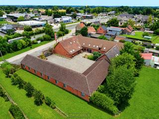 KARAKTERVOLLE commerciële site met MAXIMALE ZICHTBAARHEID langs de N60 op een RUIM PERCEEL van 8.090 m² in Huise, Kruisem. Deze eigendom in...
