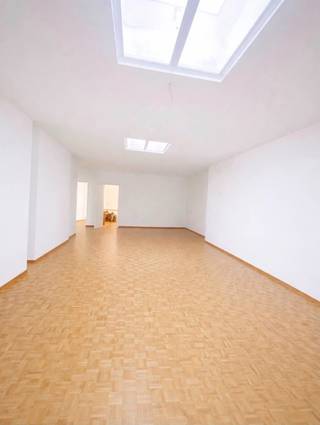 <strong>Bent u op zoek naar een ruime en veelzijdige praktijk- of kantoorruimte op een uitstekende locatie? </strong>Dan is deze instapklare eigendom van <strong>ca. 190 m²</strong> zeker een bezoek waard. De ruimte is afgewerkt met <strong>een mooie parketvloer</strong> en biedt tal van mogelijkheden voor vrije beroepen, een groepspraktijk, consultancy, administratieve dienstverlening of andere professionele activiteiten.Via de inkomhal komt u binnen in een functioneel ingedeelde ruimte. Aan de voorzijde bevinden zich een kitchenette en een ruime praktijk- of kantoorruimte, aangevuld met een berging en badkamer. Centraal bevindt zich een grote open space die dankzij haar royale oppervlakte perfect dienst kan doen als werkruimte, ontvangstruimte of desgewenst verder kan worden opgedeeld volgens uw behoeften. Verder beschikt het pand nog over een afzonderlijke praktijk- of kantoorruimte met aansluitend archief en sanitair, evenals een apart toilet.<br /><strong>Een absolute meerwaarde zijn de twee ruime garageboxen (rechtstreeks toegankelijk van in het pand),</strong> een zeldzame troef die zorgt voor extra comfort en praktische mogelijkheden. Bovendien geniet deze eigendom van een uitstekende bereikbaarheid. Openbaar vervoer bevindt zich op wandelafstand en er is ruime parkeergelegenheid in de straat zelf, evenals op de nabijgelegen Esplanade en het Stationsplein. Met een bruikbare oppervlakte van ongeveer 190 m², een flexibele indeling, twee garageboxen en <strong>een gunstig EPC-label C, </strong>vormt dit pand een unieke opportuniteit voor professionals die op zoek zijn naar een kwalitatieve en centraal gelegen praktijk- of kantoorruimte.<br />Contacteer ons gerust voor meer informatie of een bezoek ter plaatse: stephanie@immodelestre.be of 0474 33 27 85.