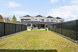 Energiezuinige gezinswoning (B) met 3 slaapkamers, inpandige garage en zonnige tuin op 404m2Deze verzorgde en instapklare woning (bouwjaar 2014)...