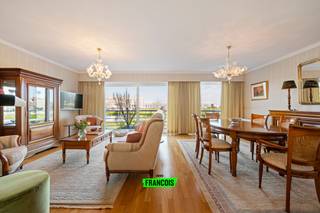 Te midden in de Belle-Epoquewijk vinden we dit appartement met fenomenaal zicht terug, pal achter de Zeedijk te Oostende. Vanuit het pand heeft u...