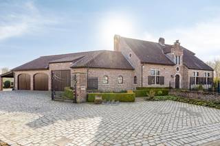 Exclusieve villa op uitzonderlijk domein met vijver in Bonheiden.Langs de Weynesbaan 106 te Bonheiden bevindt zich deze ruime en karaktervolle villa,...