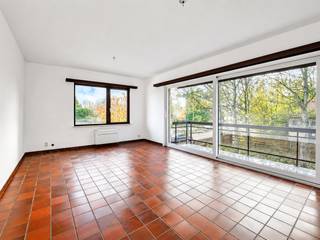 <p>Dit 2-slaapkamerappartement op de eerste verdieping van Residentie Het Park combineert een praktische indeling met een rustige topligging in Koksijde, vlak bij het park en de groene omgeving rond de residentie.<span></span></p>
<p>Het appartement heeft een oppervlakte van <strong>76 m²</strong> en beschikt over een ruime leefruimte met toegang tot het terras, een aparte keuken, twee slaapkamers en een badkamer met ligbad. Vanuit de leefruimte en het terras geniet je van een aangenaam zicht op het groen.</p>
<p>De afwerking is klassiek en biedt ruimte om op termijn verder te moderniseren naar eigen smaak. Dankzij de praktische indeling, het terras en de goede ligging is dit appartement interessant voor zowel eigen gebruik, tweede verblijf als investering.</p>
<p>Residentie Het Park is uitgerust met een lift tot alle verdiepingen. De ligging is een duidelijke troef: rustig en groen, vlak bij het park, en toch op korte afstand van centrum, winkels, horeca, strand en duinen.</p>
<p>Het appartement beschikt over <strong>EPC-label B</strong> met een energiescore van <strong>123 kWh/m²/jaar</strong>. Garage of parkeerplaats optioneel bij aan te kopen. <br /><br /><strong>KOM NAAR DE OPENDEURDAG OP ZATERDAG 25 JULI</strong><br /><br />Tijdens de opendeurdag kunnen ook verschillende andere units in het gebouw bezocht worden.</p>
<p><strong>Troeven</strong></p>
<ul>
<li>Eerste verdieping met lift</li>
<li>76 m² woonoppervlakte</li>
<li>2 slaapkamers</li>
<li>Terras met groen zicht</li>
<li>EPC-label B</li>
<li>Topligging vlak bij het park</li>
</ul>
<p>Neem gerust contact op voor meer informatie of een bezoek.</p>
<p><strong>Verborgh Real Estate</strong> — +32 470 54 82 28<br /><strong>Covico</strong> — +32 494 87 22 32</p>