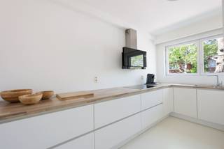 <p><span>At Drakenhoflaan 166 in Deurne we find this fully renovated 3-bedroom apartment. The property is located in a quiet, residential neighborhood with stores, schools and near the Boekenberg Park and the Boelaer Park. </span></p><p><span> </span></p><p><span>The apartment has a living area of about'n</span></p>