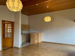 <p><span>Dit instapklaar appartement is gelegen in het hartje van Oelegem.</span></p><p><span> </span></p><p><span>Via een privé trap hebt u toegang tot het appartement.</span></p><p><span>Het appartement bestaat uit:</span></p><p><span>- Inkomhal </span></p><p><span>- Toilet met handwasser</span></p><p><span>- Ruime leefruimte met open keuken, aansluitend gezellig terras</span></p><p><span>- Berging met wasmachine en droogkast aansluiting</span></p><p><span>- slaapkamer</span></p><p><span>- Badkamer met dubbele lavabo, douche & bad</span></p><p><span> </span></p><p><span>Tevens een ruime opbergzolder, bereikbaar via de berging.</span></p><p><span> </span></p><p><span>Verder is er nog een fietsenberging & privé autostaanplaats aanwezig. </span></p>