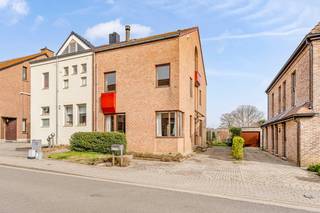 Deze leuke woning werd in 1990 gebouw met als belangrijkste uitgangspunten ruimte en licht. De grote ramen werd in die mate georiënteerd om...