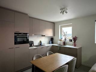 Dit moderne duplex appartement in Mol is een prachtig nieuw gebouw met een eigen dakterras. Het appartement beschikt over twee slaapkamers en een strakke, moderne badkamer. De open keuken en woonkamer zorgen voor een lichte en ruime sfeer in het appartement.<br /><br />Het duplex appartement is voorzien van alle gemakken en heeft een eigen parkeerplaats. Het appartement is gelegen op de eerste en tweede verdieping. De ligging in Mol is ideaal met alle voorzieningen binnen handbereik. Het terras biedt de mogelijkheid om heerlijk buiten te genieten van het mooie weer.<br /><br />Dit appartement is perfect voor iedereen die op zoek is naar een comfortabele en moderne woning in een rustige omgeving. Met de nieuwste voorzieningen en een stijlvolle afwerking is dit duplex appartement een droomwoning voor velen.<br /><br />De huurprijs is inclusief parkeerplaats en gemeenschappelijke kosten.<br />Beschikbaar 1 juli 2026