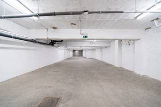 Espace entrepôt / parking à vendre, idéalement situé en plein centre de Waremme, à deux pas de la rue commerçante Joseph Wauters.Le bien dispose...