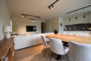 Dit gelijkvloers appartement is gelegen in het centrum van Ruiselede dichtbij verschillende faciliteiten.<br />Door zijn goede ligging is er een vlotte verbinding naar Tielt en Aalter.<br />Het appartement heeft een bewoonbare oppervlakte van 96,58 m² en is omgeven door een onderhoudsvriendelijke tuin met terras.<br />Er is mogelijkheid om een garage bij te huren.<br /><br />Indeling: inkomhal - gastentoilet - ruime woonkamer met centrale verwarming gas - keuken met elektrisch koken, dampkap, spoelbak, koelkast, oven en microgolfoven - berging - 2 slaapkamers met centrale verwarming gas - badkamer met inloopdouche en lavabomeubel.<br /><br />Algemeen:<br />- EPC 33 - label A<br />- Zeer energiezuinig<br />- Wasverzachter aanwezig<br />- Airco aanwezig<br />- Mogelijkheid tot het bijhuren van garage met sectionale poort: € 60/maand<br />- Inbegrepen in de gemeenschappelijke kosten: onderhoud inkomhal en tuin, wassen van de ramen langs de buitenzijde en wasverzachter<br />- Vrij vanaf 01/07/2026<br /><br />Huurprijs: € 870/maand + € 50/maand gemeenschappelijke kosten.<br />Huur garage: € 60/maand incl. normaal elektriciteitsverbruik.