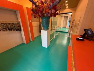 Verhuurd handelshuis.<br /><br /><u><strong>Indeling van het gebouw:</strong></u><br /><u><strong>Grondoppervlakte: +/- 70 m²</strong></u><br /><strong>Kelder<br />Gelijkvloers:</strong><br />Winkel ingedeeld met commercieel gedeelte, berging, afzonderlijk toilet.<br /><strong>Eerste verdieping + tweede verdieping:</strong><br />Duplexwoonst ingedeeld met living, keuken, badkamer, 2 slaapkamers. Momenteel in gebruik als kantoor door het gelijkvloers.<br /><br />Bredabaan 183: <br />Verhuurd aan € 1.329,32 per maand.<br /><br /><br />EPC scores: <br /><br />Bredabaan 183: 20201014-0002327301-KNR-1 - D label<br />
