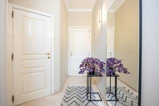 <p><strong>INDELING<br />GELIJKVLOERS<u><br /></u></strong>Inkomhal. Gastentoilet. Bureau/slaapkamer met ingemaakte kasten. Woonkamer op parketvloer (Franse eik) met zicht op de tuin. <br />Open keuken voorzien van de volgende toestellen nl. vaatwasmachine, spoeltafel met Quooker, gasvuur, afzuigkap, koelkast, diepvriezer en met aansluiting voor wasmachine/droogkast.<br /><br /><strong>EERSTE VERDIEPING<u> <br /></u></strong>Overloop met vaste trap naar de zolderverdieping. Ruime slaapkamer van ca. 21m². <br />Badkamer voorzien van ligbad, douchecel, badkamermeubel met lavabo en toilet.<br /><br /><strong>DAKVERDIEPING</strong><u> <br /></u>Geïsoleerde zolderruimte met aardgasbrander van de C.V. en het warmwater.<br /><br /><strong>KELDERVERDIEPING</strong><br />Kelderruimte.<br /><br /><strong>BUITEN</strong><u> <br /></u>Zongerichte tuin met terras voorzien van een zonneluifel.<br /><br /><strong>POSITIEVE ASPECTEN<u><br /></u></strong>Zeer gunstige ligging in het centrum van Turnhout vlakbij alle nodige voorzieningen (winkels, supermarkt, horeca, openbaar vervoer,...)<br />Gerenoveerde woning met een groot ruimtegevoel (hoge plafondhoogtes)<br />Prachtige en zonnige stadstuin<br />Slaapkamer op het gelijkvloers<br />Geen renovatieverplichting (EPC label C)</p>