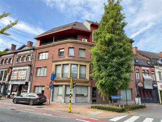 Welkom in dit prachtige appartement gelegen in het hart van Wevelgem! Deze lichte en ruime appartement op de vierde verdieping biedt u een comfortabele en eigentijdse leefomgeving. Bij binnenkomst valt meteen het open karakter van de leefruimte op, met een overvloed aan natuurlijk licht dankzij de vele dakramen. De praktische, open keuken is volledig uitgerust en vormt het hart van het appartement. Dit appartement beschikt over twee ruime slaapkamers, beide voorzien van inbouw kasten. De badkamer is modern ingericht met een dubbele wastafel en een douche.Een absolute troef is het uitnodigende terras met een adembenemend uitzicht over het charmante centrum. Verder biedt het gebouw een lift, wat zorgt voor gemak en toegankelijkheid. De ligging is uitstekend, met alle voorzieningen zoals winkels, eetgelegenheden en openbaar vervoer op wandelafstand. Kom deze buitenkans ontdekken en ervaar zelf de unieke charme van dit appartement in Wevelgem!