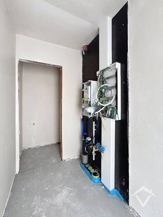 Deze nieuwbouwwoning bestaat uit: inkomhal - toilet - living - keuken - berging - wasplaats - terras - tuin - tuinhuis - autostaanplaats - nachthal - 3 slaapkamers - badkamer - toilet op de bovenverdieping. <br /><br />EPC: woning in aanbouw. Vrij 1/12/2026. Huurprijs 895 €/mnd.