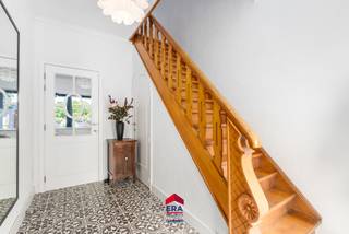 Bent u op zoek naar een instapklare woning met karakter, ruimte én een centrale ligging? Dan is deze charmant gerenoveerde woning in het hart van Meerhout zeker een bezoek waard.<br />De woning werd de voorbije jaren met zorg gerenoveerd en combineert hedendaags comfort met een warme, gezellige uitstraling. U geniet hier van een ruime en praktische indeling. Daarnaast beschikt de woning over een gunstig EPC-label C. <br />Ligging is hier een absolute troef, gelegen in het centrum van Meerhout bevindt u zich op wandelafstand van winkels, scholen en openbaar vervoer. Bovendien zijn belangrijke invalswegen vlot bereikbaar, wat zorgt voor een uitstekende verbinding naar omliggende gemeenten.<br />Extra pluspunt is de aanwezige parkeerplaats, wat het dagelijks comfort alleen maar verhoogt.<br />Troeven op een rij:
<ul><li>Gerenoveerde woning</li><li>Ruime indeling</li><li>3 slaapkamers</li><li>EPC-label C</li><li>Centrale ligging in Meerhout</li><li>Elektriciteit conform</li><li>Eigen parkeerplaats</li><li>Aparte fietsenberging aanwezig</li></ul>
Kortom, een ideale woning voor wie comfortabel en centraal wil wonen in een aangename omgeving.<br />Interesse? Neem vandaag nog contact op voor een bezoek en ontdek zelf de charme van deze woning!
