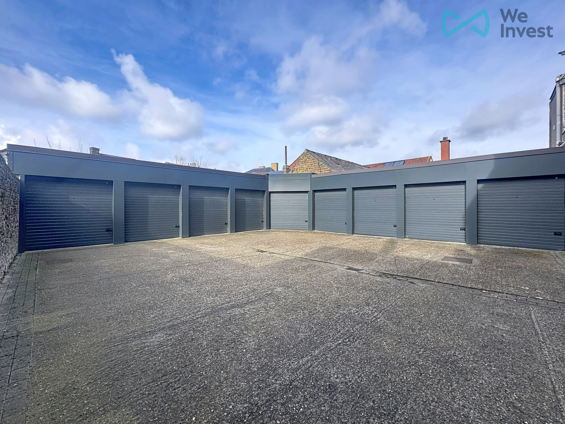 Verzorgde garagebox met elektrische toegangspoort in het centrum van Brugge, vlakbij de Langestraat. Diepte 4.70mBreedte 2.40mVrije hoogte 2.25m