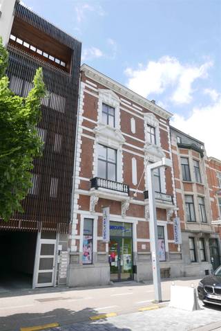 <p><span>Ces bureaux sont situés à seulement 100 mètres de la gare de Louvain et sont facilement accessibles en transports en commun, à vélo et en voiture. Le bâtiment dispose dun parking couvert avec des emplacements disponibles à la location en supplément. Deux bornes de recharge pour véhicules électriques sont également disponibles. Des espaces darchives ou de stockage supplémentaires peuvent également être loués.</span></p><p><span>Le loyer comprend notamment les charges, laccès à Internet, lutilisation de la salle de réunion et de la cuisine communes, le nettoyage des parties communes ainsi que divers frais dentretien. La quote-part du précompte immobilier est également incluse dans le loyer.</span></p><p><span>La durée du bail est négociable, avec des possibilités à partir dun an.</span></p><p><span>Pour plus dinformations ou pour organiser une visite, contactez-nous au 078/48 47 00 ou consultez notre site web : <span>https://www.ap-p.be</span></span><span>.</span></p>