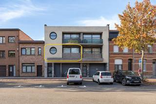 Ben je op zoek naar een appartement met twee slaapkamers, een terras en een interessante ligging?<br />Kom dan hier zeker eens een kijkje nemen.<br /><br />Het appartement is gelegen op de eerste verdieping, te bereiken via trap.<br />Je komt binnen via de inkomhal, die toegang geeft tot de leefruimte. Dankzij het schuifraam geniet je vanuit de leefruimte van een rechtstreekse verbinding met het terras.<br />Vooraan bevindt zich de afzonderlijke keuken, voorzien van alle comfort en voldoende opbergruimte. <br />Achteraan bevinden zich <strong>twee ruime slaapkamers</strong>. Vanuit de grootste slaapkamer heb je rechtstreeks toegang tot het terras.<br />Verder beschikt het appartement over een <strong>aparte berging</strong> met aansluiting voor de wasmachine.<br />De badkamer is voorzien van een ligbad en een lavabomeubel met dubbele wastafel.<br /><br />Bron bewoonbare oppervlakte : EPC - certificaat<br />Aluminium ramen met dubbel glas en centrale verwarming op gas.<br /><br />Een praktisch ingedeeld appartement met twee ruime slaapkamers en terras.<br />Tevens interessant als investering.<br />Kom snel dit toppertje bekijken! Bel ons op 03/775.78.79.<br />Ben je ook van plan jouw eigendom te verkopen? Maak een afspraak voor een gratis schatting, wij maken er samen een succesverhaal van.