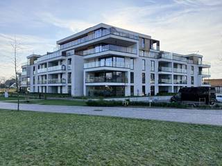 <p><strong>Prijsvoorwaarden op aanvraag!<br />Beschikbaar vanaf 1 januari 2027.<br />Vaste maandelijkse kosten: € 100,00. <br />Autostaanplaats inbegrepen.<br />Huren via vennootschap mogelijk!</strong><br /><br />Welkom in dit uitzonderlijk ruime en stijlvol gemeubelde 3-slaapkamerappartement, gelegen op een absolute toplocatie aan de jachthaven van Bocholt. Hier wordt comfortabel en elegant wonen gecombineerd met een adembenemend uitzicht over het water én een bijzonder energiezuinig wooncomfort.<br /><br />Dankzij de ligging aan het water geniet u dagelijks van rust, ruimte en een voortdurend veranderend panorama. De groene omgeving is bovendien een ideale uitvalsbasis voor fietsers, wandelaars. Een plek waar het vakantiegevoel nooit ver weg is.<br /><br />Het appartement beschikt over een royale en lichtrijke leefruimte, dankzij de grote raampartijen die het unieke uitzicht volledig tot zijn recht laten komen. De smaakvolle inrichting en verzorgde afwerking creëren een warme, elegante en bijzonder aangename woonomgeving.<br /><br />De drie volwaardige slaapkamers bieden volop ruimte voor gezinnen, koppels of wie wonen en werken comfortabel wil combineren. De volledig uitgeruste keuken sluit mooi aan bij de leefruimte en vormt samen met het aangename terras een ideale plek om te genieten, zowel binnen als buiten.<br /><br />Een absolute meerwaarde is de zeer energiezuinige uitvoering met EPC-label A. Dankzij de aanwezigheid van zonnepanelen geniet u bovendien van een comfortabele en toekomstgerichte woning met een gunstig energieverbruik.<br /><br />Bovendien beschikt de woning over een onderhoudsvriendelijke tuin, waardoor u in alle comfort van het buitenleven kunt genieten zonder dat het tuinonderhoud veel tijd in beslag neemt.<br /><br />De rustige en residentiële omgeving biedt de perfecte balans tussen privacy en bereikbaarheid. Winkels, horeca, recreatiemogelijkheden en belangrijke verbindingswegen bevinden zich in de nabije omgeving.<br /><br />Een uitzonderlijke woonbeleving voor wie houdt van ruimte, comfort, energiezuinigheid en rust, met het water letterlijk als decor.<br /><br />Een unieke kans om stijlvol en zorgeloos te wonen op één van de mooiste locaties van Bocholt.<br /><br /><strong>Word jij de nieuwe bewoner van dit prachtig appartement? Surf naar www.vdv-vanderveken.be, kies bij “TE HUUR” voor dit pand en vul de kandidatenfiche in (klik in het gouden balkje op “Ik wil dit pand graag huren!”). Wij contacteren je voor een afspraak! </strong></p>