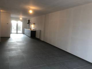 Mogelijkheid tot bijhuren van garagebox...Via de inkomhal met apart toilet, betreden we de lichtrijke leefruimte met open keuken, die zicht geeft op...
