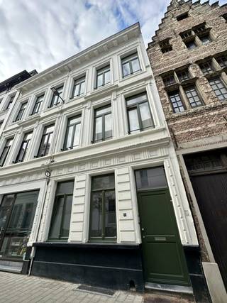 Gezellig, net gerenoveerd gelijkvloers appartement met 1 slaapkamer in een mooi herenhuis, op zeer goede ligging in het historische centrum aan de Stadswaag. <br /><br />Onmiddellijk beschikbaar. Nieuw geschilderd en instapklaar. <br /><br />Indeling: <br />Inkomhal met apart toilet, leefruimte op parket, met open ingerichte keuken (voorzien van koelkast, kookvuur en dampkap), badkamer met ligbad, ruime slaapkamer aan de achterzijde. <br /><br />Bijzonderheden: <br />Maandelijkse kosten 30 euro (voor verbruik water), gas en elektriciteit met eigen meters. <br />EPC score 254 kWh/m².