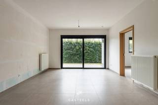Een heel tof en knus appartement, ideaal voor starters die op zoek zijn naar een rustige omgeving om volop te genieten!<br /><br />Duurzaam, comfortabel en energiezuinig wonen in het groen van Kluisbergen. Dit nieuwbouwappartement van ca. 69 m² (incl. terras) op het gelijkvloers is volledig afgewerkt, enkel de schilderwerken moeten nog worden uitgevoerd. Het combineert lage energiekosten met een kwalitatieve afwerking, een eigen terras/tuintje, en met unieke extra faciliteiten.<br /><br />De troeven van dit appartement:<br />-Energiezuinig &amp; toekomstbestendig: Dankzij de recentste isolatienormen en moderne bouwtechnieken geniet u van een uiterst lage energiefactuur en een aangenaam, constant binnenklimaat.<br />-Gelijkvloers met privatief terras &amp; gezellig tuintje: U geniet van het comfort van wonen op het gelijkvloers. Het terras en het tuintje zijn compact en daardoor uiterst onderhoudsvriendelijk, maar bieden precies genoeg ruimte om in alle rust heerlijk buiten te genieten.<br />-Schilderwerken inclusief &amp; naar eigen keuze: De afwerking van de schilderwerken is volledig inbegrepen in de prijs. U kiest het kleuren- en afwerkingspalet nog volledig naar eigen wens, zodat het appartement geheel naar uw smaak wordt opgeleverd.<br /><br />Kwalitatieve afwerking &amp; optimaal comfort: De lichtrijke leefruimte is voorzien van een tegelvloer en loopt naadloos over in de volledig geïnstalleerde open keuken. Daarnaast beschikt het appartement over één volwaardige slaapkamer, een ruime en badkamer met comfortabele douche.<br /><br />Unieke gemeenschappelijke faciliteiten: Naast uw privatieve terras en tuin krijgt u ook toegang tot een mooi aangelegde gemeenschappelijke tuin met petanquebaan, een ontmoetingszaal voor bewoners en een ruime veilige fietsenberging.<br /><br />Uitstekende ligging &amp; bereikbaarheid<br />Het appartement is prachtig gelegen in het hart van de Vlaamse Ardennen, op een boogscheut van het Kluisbos en bekende wandel- en fietsroutes zoals de Oude Kwaremont.<br /><br />Ondanks de rustige en groene omgeving is de bereikbaarheid uitstekend:<br />Verbindingen: Dankzij de nabijheid van de N60, N36 en N453 bereikt u vlot omliggende steden en gemeenten zoals Oudenaarde, Ronse, Avelgem, Maarkedal en Mont-de-l'Enclus. De snelweg E17 (oprit Waregem of Deerlijk) bevindt zich op slechts 15 tot 20 minuten rijden.<br /><br />Voorzieningen: Winkels voor de dagelijkse boodschappen (onder meer Delhaize, Spar en Carrefour Express), evenals lokale bakkers, slagers en apotheken bevinden zich in de directe nabijheid. Uitgebreider shoppen kan makkelijk in het nabijgelegen Oudenaarde of Ronse.<br /><br />Scholen: Verschillende basisscholen (zoals GBS De Start) en kinderopvangvoorzieningen liggen op wandel- of fietsafstand. Middelbare scholen in Ronse en Oudenaarde zijn eveneens vlot bereikbaar.<br /><br />Interesse in dit tof en energiezuinig gelijkvloers nieuwbouwappartement? Neem contact op voor meer informatie of om een bezoek in te plannen!<br /><br />Stedenbouw in aanvraag.