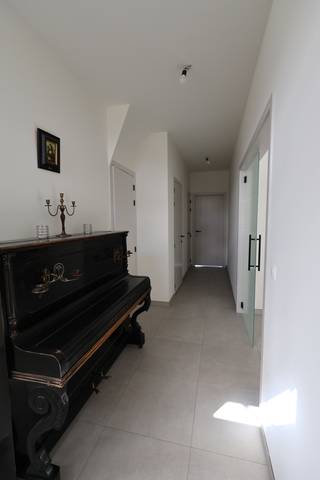 EEN RUIME NIEUWBOUWWONING MET TERRAS, TUIN EN GARAGE.INDELINGGELIJKVLOERSInkomhal met trap naar de verdieping, berging onder de trap met aansluiting...