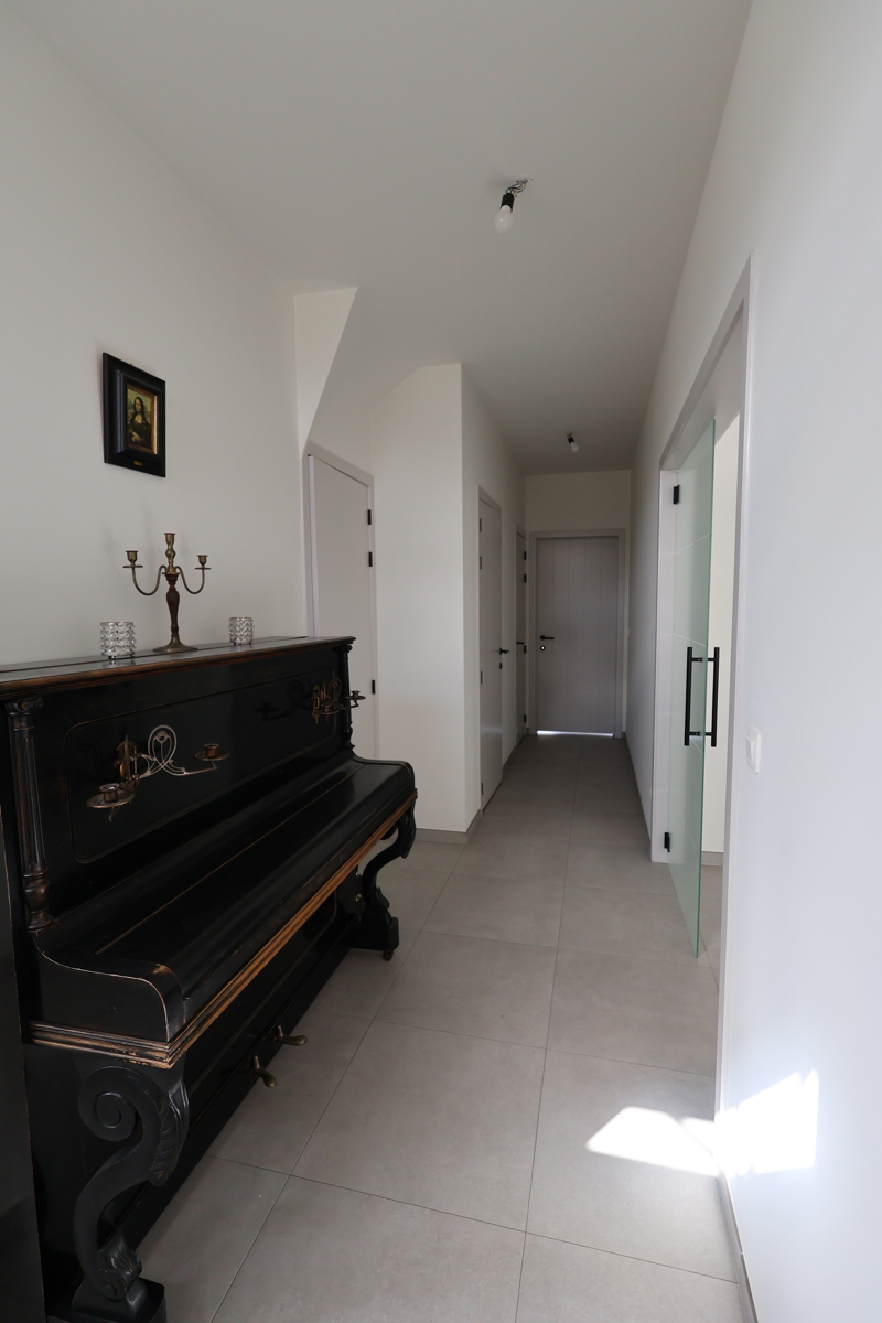 Een ruime nieuwbouwwoning met 3 slaapkamers, terras, tuin en garage.  - foto 2