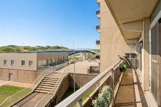 <p><span>VLAKBIJ ZEE! Erg zonnig appartement, gelegen op de tweede verdieping van de verzorgde residentie Astrid, pal in het bruisende toeristische hart van Bredene. Hier geniet je van zonlicht van 's middag tot 's avonds, dankzij de ideale zuidwestelijke oriëntatie.<br />Ligging troef: op wandelafstand van winkels, horecazaken, het strand (bijna letterlijk aan je voeten!), de tramhalte én een ruime openbare parking op slechts 100 meter.<br />Indeling: Inkomhal met apart toilet + bergruimte, lichtrijke woonkamer met toegang tot het zonnige balkon en prachtig uitzicht op de duinen, halfopen keukenhoek, badkamer met ligbad en lavabo, ruime slaapkamer aan de zuidwestzijde, eveneens met toegang tot het balkon en zicht op de duinengordel. Extra: aparte berging op het gelijkvloers inbegrepen!<br />Ben je op zoek naar een sfeervol appartement aan zee, ideaal als tweede verblijf of investering? Dan is dit een buitenkans! </span></p>