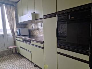 Ontdek dit ruime en lichtrijke appartement op de 12de verdieping, waar je geniet van een prachtig panoramisch zicht over Aalst en de groene...