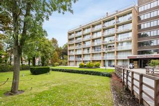 Verzorgd appartement op de derde verdieping van een goed onderhouden residentie met zeer centrale ligging in een groene omgeving.<br /><br />Inkomhal met slaaphoek, ruime woonkamer uitgevend op een aangenaam zonneterrasje met mooi uitzicht op de tuin, ingerichte kookhoek, badkamer met ligbad, enkel lavabomeubel en toilet. Ondergrondse, privatieve kelder inbegrepen.<br /><br />Het appartement is reeds jaren verhuurd. Mooi huurrendement.