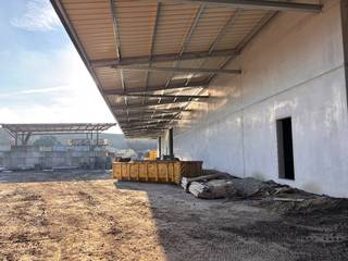 Deze ruime logistieke site in Harelbeke (kant Kortrijk) omvat 2765 m² magazijnruimte met 350 m² kantoorruimte. Dankzij de strategische ligging in...