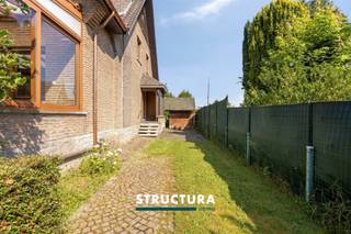Bent u op zoek naar een ruime gezinswoning die u volledig naar eigen smaak kunt renoveren? Dan is deze vrijstaande villa precies wat u zoekt. Gelegen in een rustige doodlopende straat geniet u hier van alle privacy en een veilige woonomgeving, terwijl u dankzij de vlotte verbinding met de Ring en de A12 toch snel uw bestemming bereikt. Met een perceel van 8a01ca, een bewoonbare oppervlakte van ca. 240 m², vier volwaardige slaapkamers, een grote garage en tal van bergruimtes biedt deze woning een uitstekende basis voor wie ruimte en potentieel weet te waarderen.IndelingGelijkvloers: ruime inkomhal met gastentoilet, lichtrijke leefruimte met gezellige houthaard, aparte keuken, veranda en bureau.Eerste verdieping: nachthal, vier ruime slaapkamers van ca. 18,2 m², 18,7 m², 19,6 m² en 20,54 m² en een badkamer uitgerust met zowel een ligbad als een douche.Zolder: praktische zolderruimte bereikbaar via een valtrap, ideaal als extra bergruimte.Kelder: ruime garage en verschillende kelderruimtes die zorgen voor extra opslagmogelijkheden/werkruimte of ateliermogelijkheden. Buiten: ruime oprit met plaats voor meerdere wagens en een aangenaam perceel van 8a01ca.Karakteristieken- Vrijstaande villa- Rustig gelegen in een doodlopende straat- Bureau op het gelijkvloers- Te renoveren en volledig naar eigen smaak in te richten- Vrij bij akte- Maatregelen in het maatregelenregister: neeDankzij de ruime volumes, de uitstekende ligging en de vele mogelijkheden vormt deze villa de ideale opportuniteit voor gezinnen die op zoek zijn naar een woning met karakter en renovatiepotentieel. Wenst u deze eigendom te ontdekken? Contacteer ons vandaag nog voor meer informatie of plan uw bezoek in via 02 460 80 46 of info@structura.be
