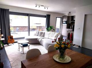 Vraag uw bezoek aan via info@optimusvastgoed.be!TE HUUR: Ruim appartement met 2 slaapkamers te Koersel!Dit appartement is gelegen in het centrum van...