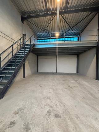 Recent en goed gelegen magazijn in het industriepark "Grote Nest" te Evergem, langs het kanaal Gent-Terneuzen en met een uitstekende...