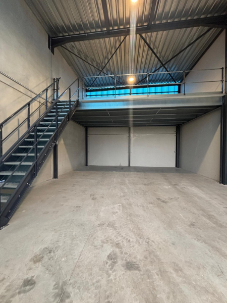 Magazijnruimte van 88 m² met mezzanine (±35 m²) en parking in Evergem - photo 3