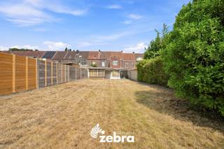 Deze op te frissen woning is uitstekend gelegen in Tielt, op wandel- en fietsafstand van winkels, bakkers, slagers, horecazaken, scholen, sportinfrastructuur en openbaar vervoer. Een ideale locatie voor wie comfortabel en centraal wil wonen.<br /><br />Via de inkomhal komt u in de voorkamer, die naadloos overgaat in de ruime leefruimte. Van hieruit bereikt u zowel de keuken met praktische berging als de veranda. Deze veranda, momenteel ingericht als eetkamer, biedt een mooi zicht op de tuin en geeft rechtstreeks toegang tot de ruime berging met wasplaats, de badkamer en een ruime zuidwestgerichte stadstuin met uitweg achteraan.<br /><br />Op de eerste verdieping leidt de nachthal naar drie volwaardige slaapkamers. Via een vaste trap bereikt u de ruime zolderverdieping van ca. 28 m², die tal van mogelijkheden biedt, zoals het creëren van extra slaapkamers, een hobbyruimte of een thuiskantoor.<br /><br />Daarnaast beschikt de woning over een kelder, centrale verwarming op aardgas en een aangename, zonnige tuin. Dankzij de uitstekende ligging en de vele uitbreidingsmogelijkheden vormt deze woning een ideale opportuniteit voor wie op zoek is naar een gezinswoning met veel potentieel!<br /><br /><strong>Ook wild geworden van deze thuis? <br />Twijfel niet langer en leg vandaag nog uw bezoek vast! </strong>