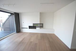 Dit perfect instapklaar duplex appartement van 115m², gelegen in het centrum van Deinze. Het appartement bevindt zich op de 3de & 4de verdieping. Het appartement beschikt over een riante woonkamer met gashaard, een groot zonnig terras, toilet, achteraan de open volledig ingerichte keuken met nog een terras. Via de vestiaire en trap kom je op bovenste verdieping die beschikt over 2 slaapkamers, of slaapkamer/dressing, apart toilet en de badkamer is voorzien van een douche, ligbad en een dubbele wastafel. De gemeenschappelijke kosten bedragen 75 euro/maand.<br />Voor meer info contacteer Wim op 0492 68 38 38 of wim@lannimmo.be <br />