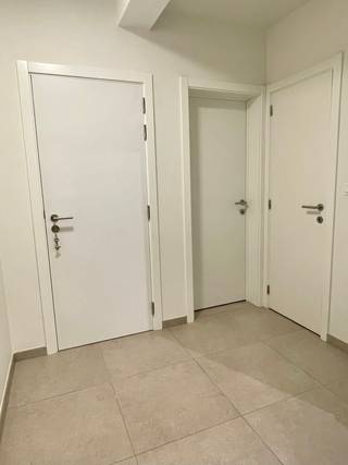 Dit energiezuinige en volledig gerenoveerde appartement (2025) is gelegen op de tweede verdieping in een gebouw zonder lift. Deze kleinschalige residentie bevindt zich net buiten het stadscentrum van Aalst en is gelegen op een boogscheut van diverse winkels, autosnelweg en openbaar vervoer. <br /><br />Het appartement beschikt over een hal met apart toilet, leefruimte met open geïnstalleerde keuken, twee ruime slaapkamers, badkamer (ligbad met douchefunctie, enkele wastafel, toilet) en bergruimte. Tevens is nog een tweede apart toilet aanwezig. Kelderberging inbegrepen in de huurprijs. Naast de ruime openbare parking tegenover het gebouw is er tevens een garagebox inbegrepen in de huurprijs. Zonnepanelen aanwezig. Huurprijs: 795 EUR/maand, geen gemeenschappelijke lasten!