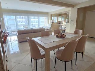 Découvrez ce bel appartement parfaitement fini situé au premier étage à Erembodegem, idéal pour ceux qui recherchent confort et espace.<br /><br />L’appartement est entièrement achevé avec des matériaux de qualité et est prêt à être occupé.<br /><br />Il dispose d’un séjour et d’une salle à manger lumineux avec une cuisine entièrement équipée attenante. L’appartement comprend deux chambres spacieuses, une salle de bains offrant tout le confort ainsi qu’un débarras pratique. Dans le hall de nuit, deux placards intégrés sont prévus.<br /><br />Atouts<br /><br />- Prêt à emménager et finitions de qualité<br />- Balcon à l’avant et terrasse à l’arrière<br />- Chauffage central au gaz naturel + poêle à gaz<br />- Emplacement de parking privatif inclus<br />- Faibles charges communes<br />- PEB favorable <br />- Situation centrale : commerces, écoles, transports en commun accessibles à pied et axes routiers importants à proximité<br /><br />Un choix idéal pour ceux qui souhaitent vivre confortablement dans un emplacement stratégique.<br /><br />Saisissez cette opportunité et venez découvrir les possibilités que ce bien a à vous offrir !<br />Pour une visite et plus d’informations, vous pouvez nous contacter au 0479/09.09.09 ou via notre site internet www.wsb-group.be