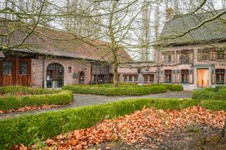 Welkom in deze charmante, gerestaureerde vierkantshoeve gelegen op een prachtig domein van maar liefst 2,7 hectare, waar luxueus wonen en werken...