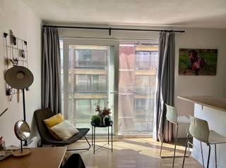 <p><span>OPEN DEUR Zat. 16/5. Deze gemeubelde flat met autostaanplaats is vrijblijvend te bezichtigen op zaterdag 16 mei tussen 16u00 en 17u00. U bent van harte welkom! </span><span>De residentie bevindt zich op een absolute toplocatie binnen de ring van Leuven, vlakbij de Kapucijnenvoer. Deze energiezuinige unit met een bewoonbare oppervlakte van 42m² beschikt  over een inkomhal met toilet, een volledig geïnstalleerde open keuken met frigo, vaatwasser en vitrokeramische kookplaat, een lichtrijke en gezellige woonkamer en een slaaphoek met aansluitend een badkamer met inloopdouche. Deze knusse flat is hoogwaardig afgewerkt met onder andere eiken parket, keukenapparatuur van Bosch, 3-dubbele beglazing... Bovendien wordt deze flat gemeubeld verhuurd. Verder is er per unit een ondergrondse en bewaakte fietsparkeerplaats en een autostaanplaats inbegrepen. De provisie voor de gemeenschappelijke lasten bedraagt €50,00 Euro/maand inclusief water. Een buitenkans. </span><span>Beschikbaar vanaf 1 juli 2026. </span></p>
